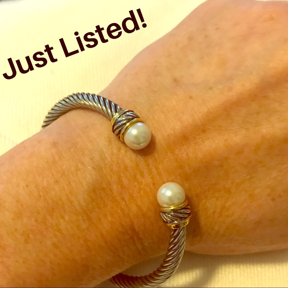 Stainless steel bracelet with white pearls